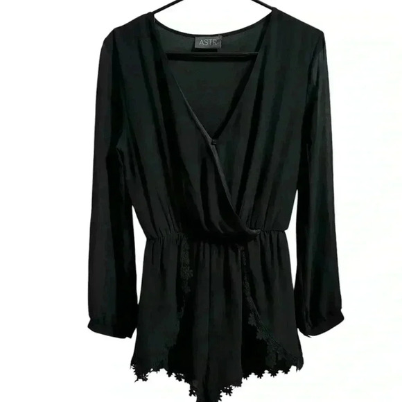 ASTR Black Lace Trim Long Sleeve Romper Size Medium - Picture 2 of 6